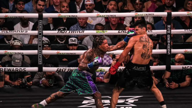 Gervonta Davis golpea a Ryan García en el rostro